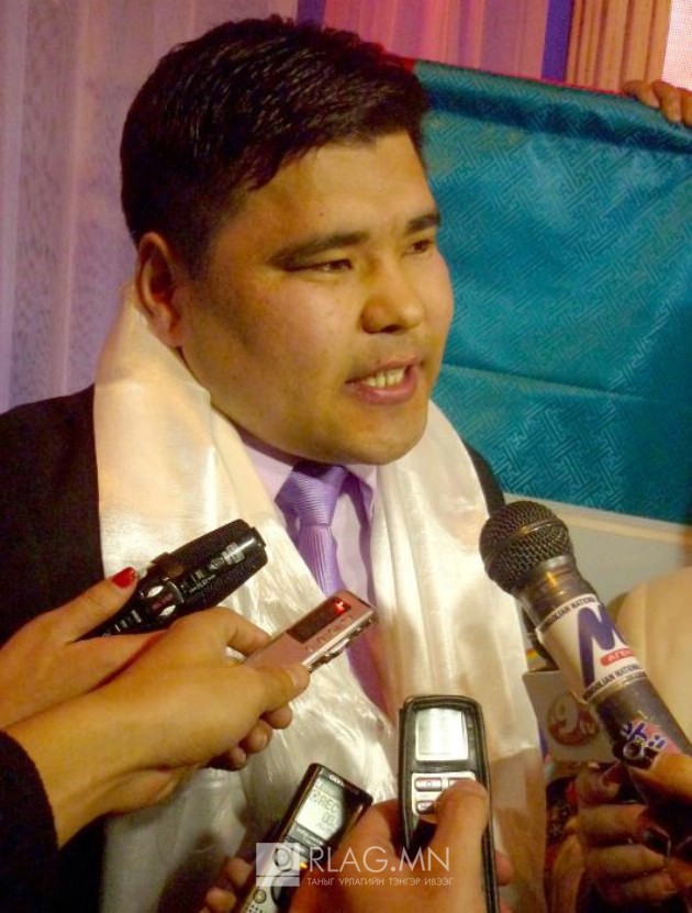 “Болор цом”-ын тэргүүн байр хүртсэн “Уулсын сэтгэлгээний тэлэлт” шүлэг…